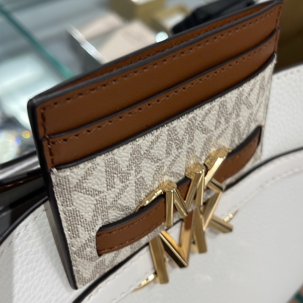 MICHAEL KORS Reed Large Card Holder Case Wallet 
COLOR: Vanilla MK Signature - Picture 9 of 16
